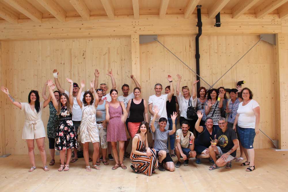 Engagiertes Team von feeling Naturkosmetik bei einem gemeinsamen Foto